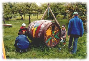 Ni�os con padres
                                pintando un barril de juegos, con nuevos
                                m�ndalas en sus partes laterales