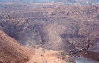 El hombre
                              blanco robando la Tierra, p.e. una mina de
                              oro en Serra Pelada (Amazonia, Brasil)