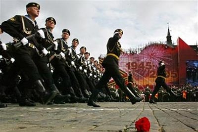 Militarismo, p.e. la parada del
                            Ejrcito Rojo en Mosc en 2005