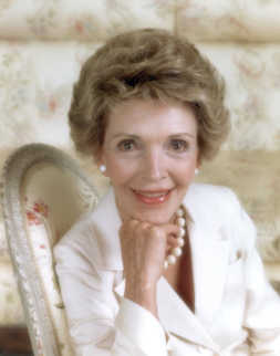 Aberraci�n del ego con adicci�n
                            de joyas: con terno blanco con perlas