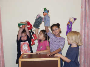Kinder mit Theaterpuppen