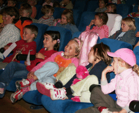 Kinder in eigenen Sitzhaltungen im Kino. Fr�her
                    galt schon eine eigene Sitzhaltung als
                    "frech"