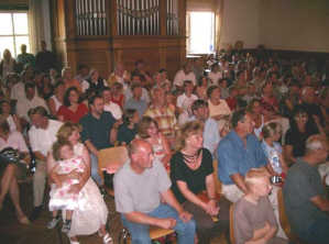 Elternvereine k�nnen die Demokratisierung in
                    der Familie durch Informationsaustausch sehr gut
                    f�rdern