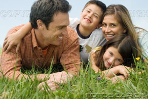 Familie in einer Wiese. Aber wie es zu Hause
                    aussieht, sieht man von aussen nicht