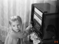 Ein Kleinkind kommt ans Radio. Die Wohnung ist
                  nicht kindgerecht eingerichtet