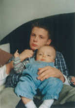 Vater schmust mit Sohn. Dies soll gem�ss
                    Dreikurs / Soltz "ungeb�hrende
                    Aufmerksamkeit" sein