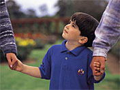 Sohn an den H�nden der Eltern: Wie soll der
                    Sohn �berlegenheit �ber seine Eltern anstreben bei
                    diesen Gr�ssenverh�ltnissen?