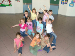 Kindergruppe, Arme ausgestreckt