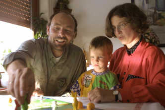 Eltern spielen mit Kind