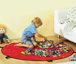 Bub spielt mit Spielzeug. Wenn man jeden Abend
                  alles aufr�umen muss, so sind tages�bergreifende
                  Spielabl�ufe nicht m�glich