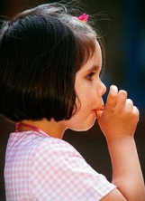 M�dchen mit Daumenlutschen