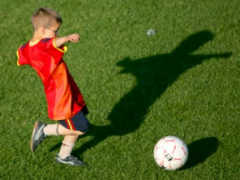 Bub spielt Fussball.