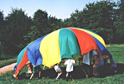 Kinder am Schwungtuch