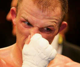 Boxer mit Schutzhandschuh