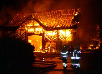 Brennendes Haus, wahrscheinlich
                          Brandstiftung