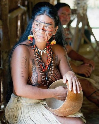 Frau oben ohne 05 im Amazonas, Desana-Ureinwohner mit angemalten Brsten