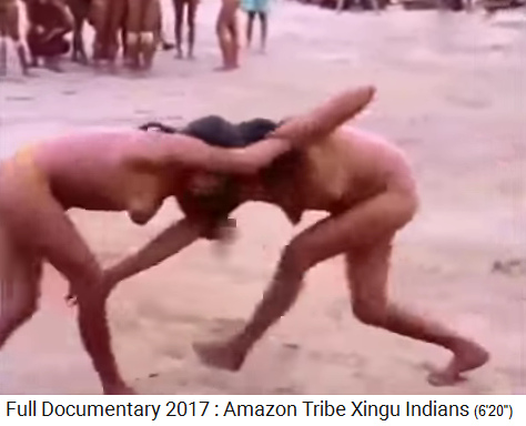 Frauen oben ohne 08 im Amazonas-Urwald, Xingu-Ureinwohnerinnen beim Frauen-Ringen / Wrestling