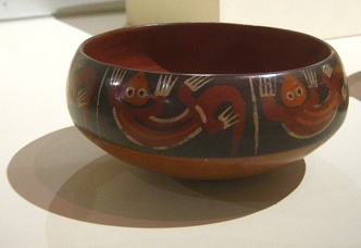 Vaso de la cultura de Nasca
                con un dise�o de lagarto, muse de Ica