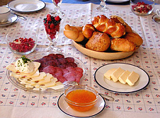 La madre
dabasiempre todo a la familia (aquí un
desayuno) v