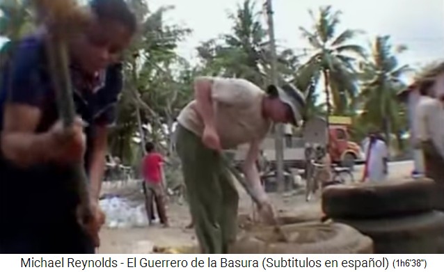Islas Andamán 2005: las mujeres golpean con
                      un martillo a dos manos la tierra en las llantas,
                      con el equipo de construcción de Reynolds