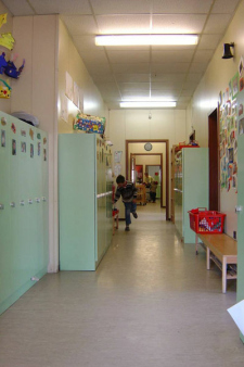 Die Erika-Mann-Schule in
                                          Berlin-Wedding vermittelte vor
                                          dem Umbau eher eine
                                          Gef�ngnisatmosph�re