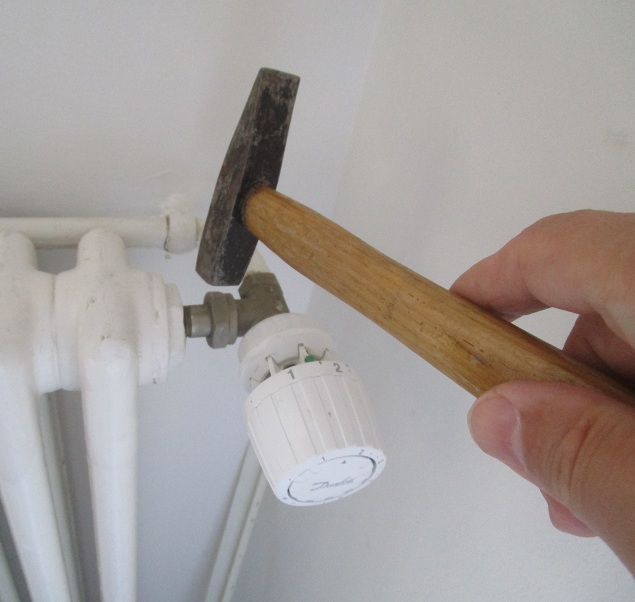 Das Heizungsventil mit Vibration
aktivieren: mit einem kleinen Hammer leicht auf
das Heizungsrohr hinter dem Thermostat klopfen /
pöpperlen Das Heizungsventil mit Vibration
aktivieren: mit einem kleinen Hammer leicht auf
das Heizungsrohr hinter dem Thermostat klopfen /
pöpperlen
