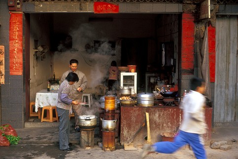 Hakka-Rundh�user (05), offene
                            K�che im Innenhof [1]