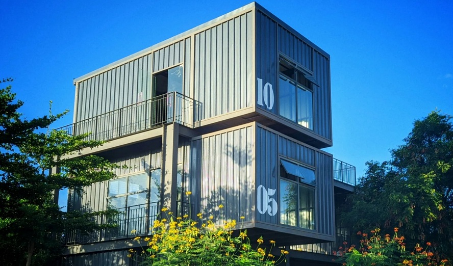 Containerwohnungen:
Ausrangierte Frachtcontainer werden zu
vollwertigen, teils stapelbaren
Wohneinheiten umgebaut – Upcycling im
grossen Stil Containerwohnungen:
Ausrangierte Frachtcontainer werden zu
vollwertigen, teils stapelbaren
Wohneinheiten umgebaut – Upcycling im
grossen Stil