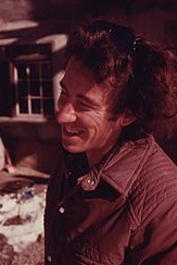 Pionier-Architekt
                            Michael Reynolds 1975, der Erfinder der
                            energieautarken Erdschiffh�user