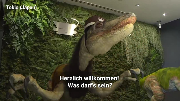 Tokio: Hotel
                "Henn Na" mit Dinosaurier-Roboter an der
                Recepcion