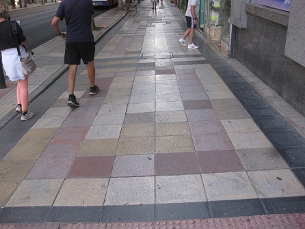 Trottoir / Bürgersteig in Platten
weiss-gelb-rosa-rot und schwarze Ränder Trottoir / Bürgersteig in Platten
weiss-gelb-rosa-rot und schwarze Ränder
