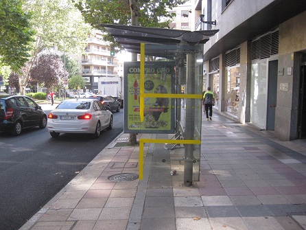 Trottoir / Bürgersteig in Platten
weiss-gelb-orange-rosa-rot-und schwarze Ränder
mit Busstationsbereich in rot+orange Trottoir / Bürgersteig in Platten
weiss-gelb-orange-rosa-rot-und schwarze Ränder
mit Busstationsbereich in rot+orange