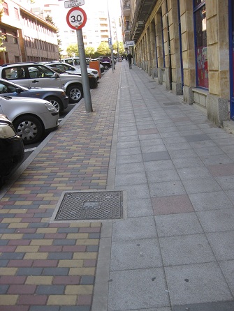 Trottoir in Platten: Weiss mit roten
Tupfern - und der Randbereich in Gartensteinen
gelb-rot-schwarz Trottoir in Platten:
Weiss mit roten Tupfern - und der Randbereich in
Gartensteinen gelb-rot-schwarz