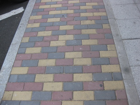 Trottoirbereich / Bürgersteigsstreifen in
GArtensteinen gelb-rot-schwarz Zoo Trottoirbereich / Bürgersteigsstreifen in
GArtensteinen gelb-rot-schwarz Zoo