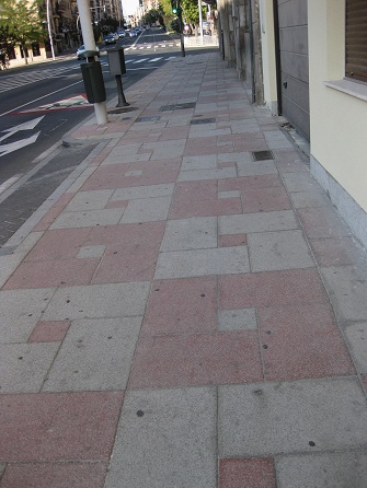 Trottoir / B�rgersteig
                        mit Platten in weiss und rot mit Mustern: Grosse
                        Quadrate mit "Auge"