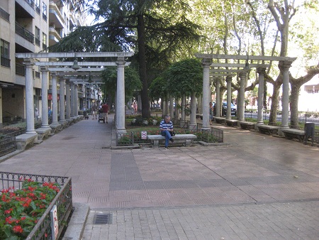 Trottoir /
                    B�rgersteig in roten und gelben Platten mit
                    schwarzen B�ndern