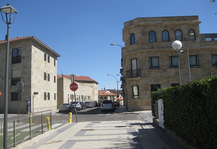 Trottoir / Bürgersteig mit weissen
Platten und schwarzen Bändern Trottoir /
Bürgersteig mit weissen Platten und schwarzen
Bändern