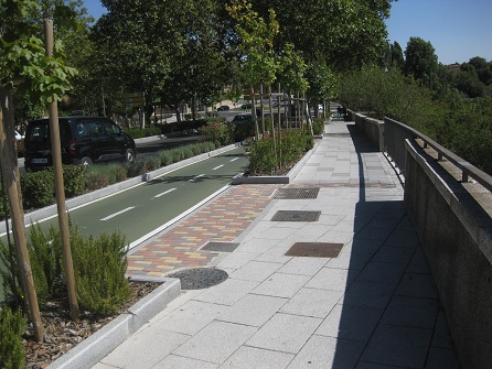 Trottoir / B�rgersteig in
                        weissen Platten und Trennbereich in
                        Gartensteinen gelb-rot-schwarz