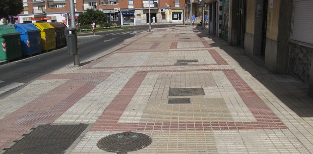 Trottoir / Bürgersteig in gerillten
Platten weiss-gelb und rote Bänder Trottoir / Bürgersteig in gerillten
Platten weiss-gelb und rote Bänder