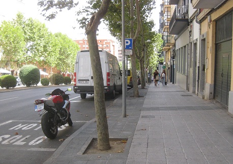 Trottoir / B�rgersteig in weissen Platten
                    mit schwarzen B�ndern und schwarzem Bereich mit
                    B�umen 01