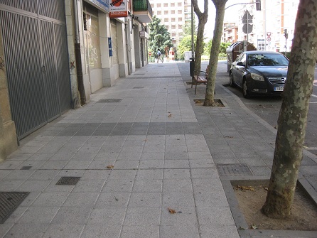 Trottoir / Bürgersteig in weissen Platten
mit schwarzen Bändern und schwarzem Bereich mit
Bäumen 02 Trottoir / Bürgersteig in
weissen Platten mit schwarzen Bändern und
schwarzem Bereich mit Bäumen 02