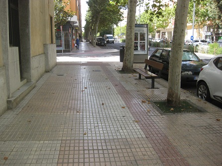 Trottoir / B�rgersteig in gerillten Platten
                        in weiss-gelb mit roten B�ndern