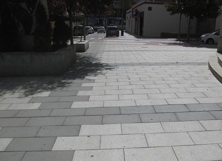 Trottoir / Bürgersteig in weissen
Platten mit schwarzen Bändern und
Zahnradband, Zoom Trottoir /
Bürgersteig in weissen Platten mit schwarzen
Bändern und Zahnradband, Zoom