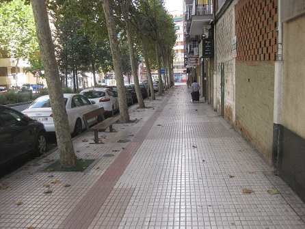 Trottoir / Bürgersteig in gerillten
Platten weiss-gelb kombiniert mit roten Bändern Trottoir / Bürgersteig in gerillten Platten
weiss-gelb kombiniert mit roten Bändern