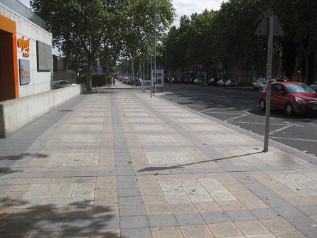 Trottoir
                        / B�rgersteig in weiss-gelben Platten mit
                        schwarzen B�ndern 01