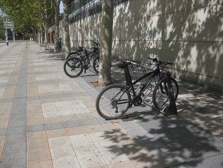 Trottoir / Bürgersteig in weiss-gelben
Platten mit schwarzen Bändern 02 mit Veloständer
/ Fahrradabstellplatz Trottoir /
Bürgersteig in weiss-gelben Platten mit
schwarzen Bändern 02 mit Veloständer /
Fahrradabstellplatz