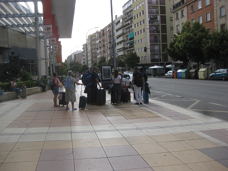 Bahnhof Salamanca:
                                Vorplatz in Platten weiss-gelb-rot und
                                schwarzen B�ndern 0