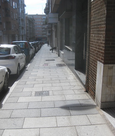 Trottoir in weissen Platten mit schwarzem
Zahnradrand Trottoir in weissen Platten
mit schwarzem Zahnradrand