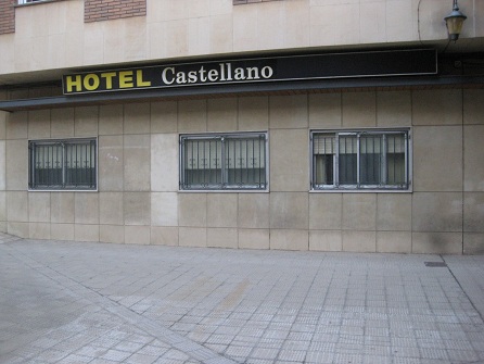 Platzbereich in gelben, gerillten Platten