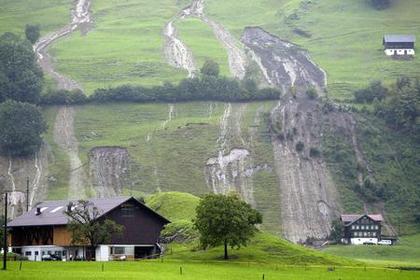 Ennetmoos
                        (Switzerland): mudflow at a slow instead of
                        forest (August 2005)